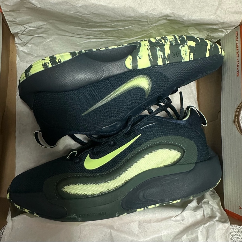 Boys Nike Isofly (GS)
Size 2.5Y